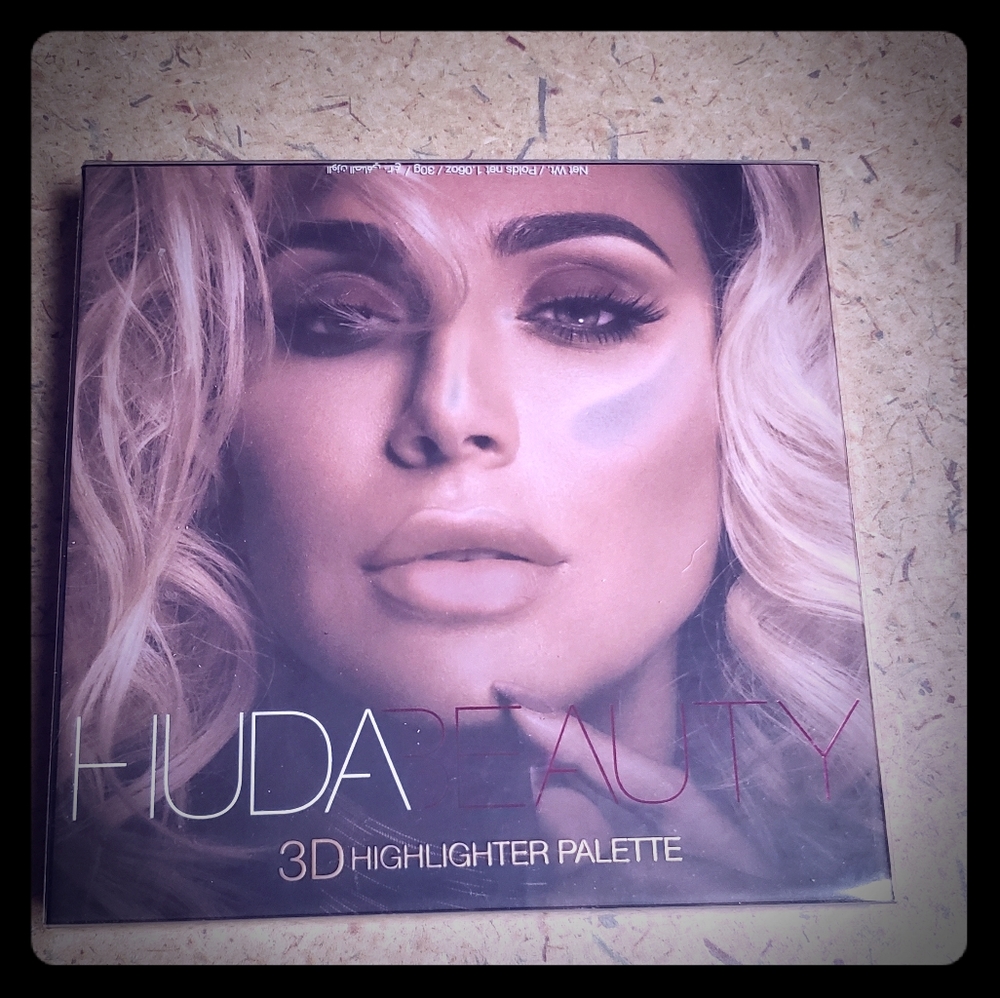 Huda Beauty 3D Highlighter Pallete